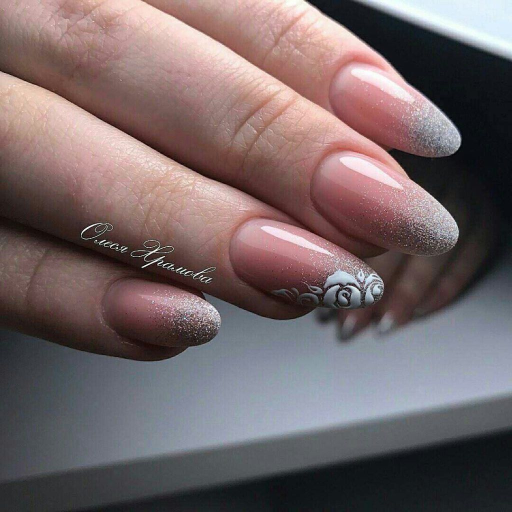 Фото френча на ногтях миндалевидной формы с дизайном