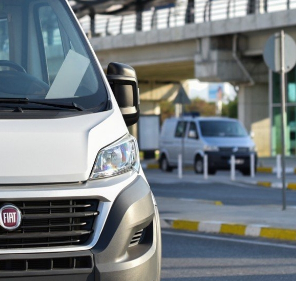 Аренда микроавтобуса с водителем: удобство и комфорт для любых поездок