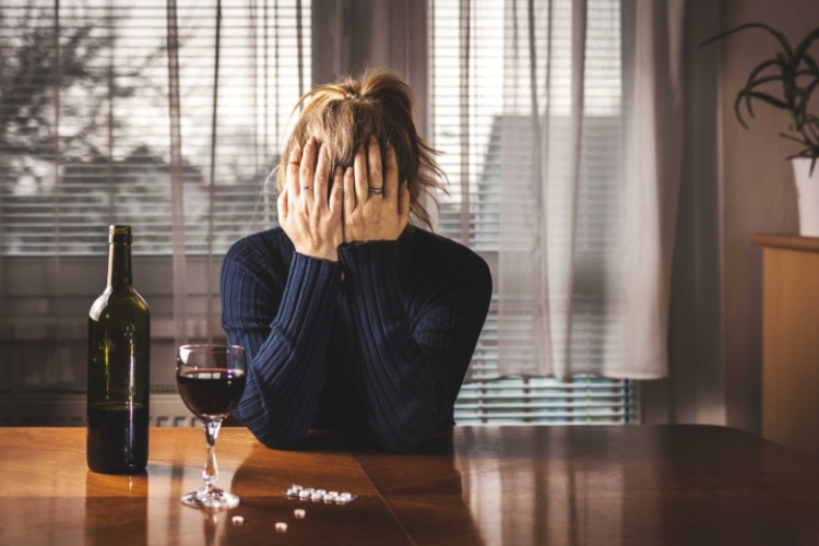 Нарколог назвал способы поддержать близких, страдающих алкоголизмом