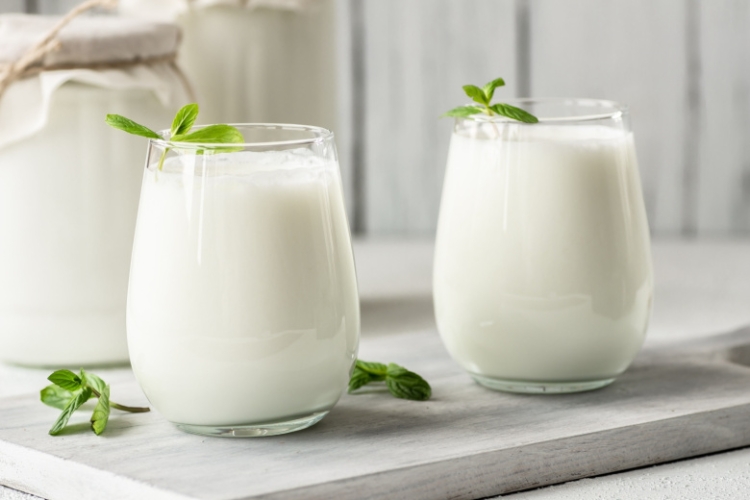 Нутрициолог предупредил, кому опасно пить кефир перед сном