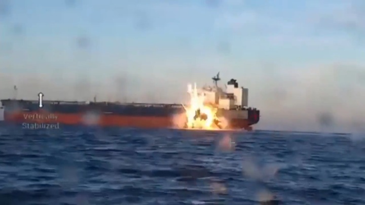 Опубликованы кадры ударов по танкерам в Черном море у берегов Турции