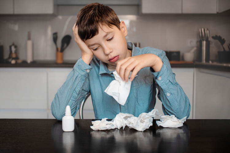 Педиатр ответила, можно ли отправлять ребенка в школу с насморком