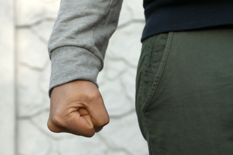 Петербуржец избил свою жену в подъезде дома