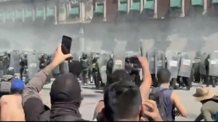 Во время марша "Поколения Z" в Мехико пострадали 100 полицейских