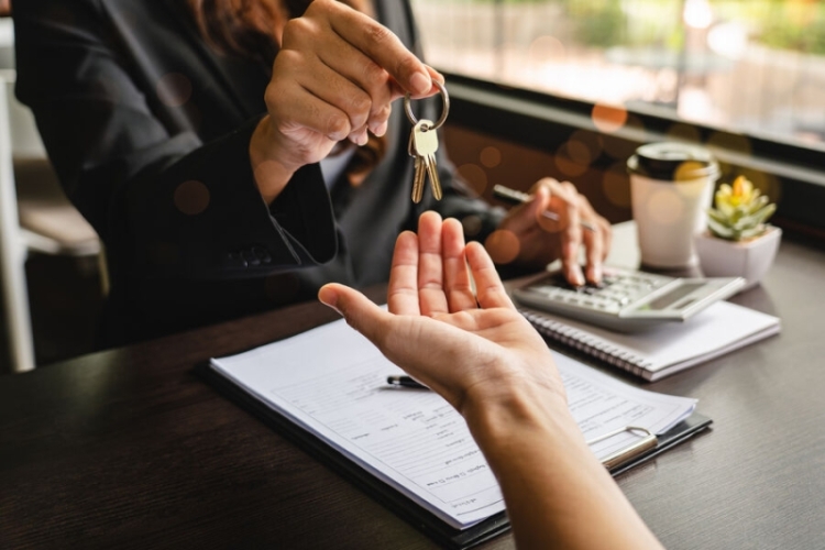 В Петербурге семья не может въехать в купленную квартиру из-за хозяйки-притворщицы