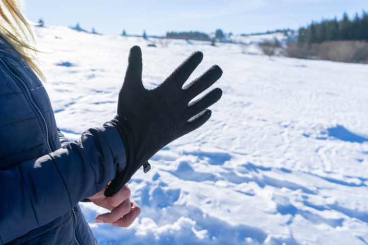 Врач предупредила о серьезных последствиях хождения без перчаток зимой