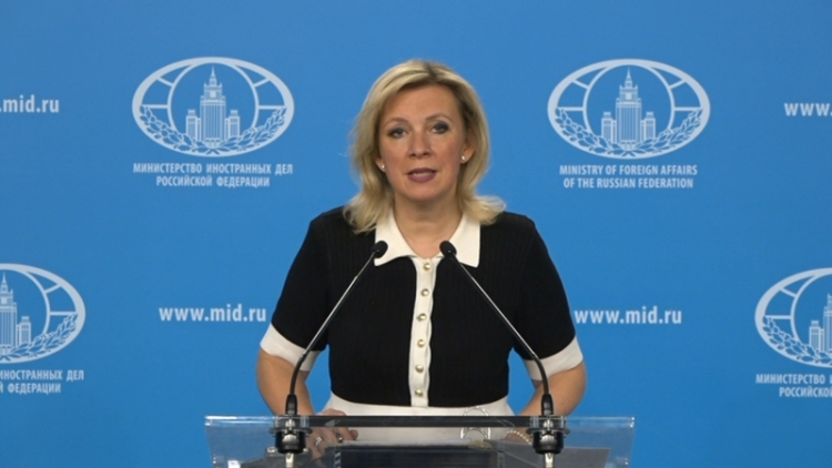 Захарова: украинцы не верят оправданиям Зеленского из-за коррупционного скандала